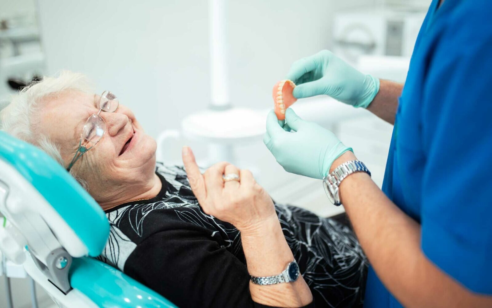 Importancia del Cuidado Dental en Pacientes con Prótesis