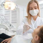 Tratamiento dental contra halitosis: causas, remedios médicos y opciones de medicinas naturales