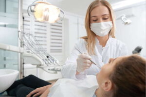 Tratamiento dental contra halitosis: causas, remedios médicos y opciones de medicinas naturales