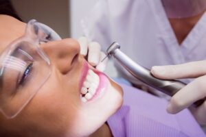 Tratamiento dental contra sarro persistente y medicinas necesarias tras el procedimiento