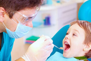 Tratamiento dental integral para niños con caries y medicinas necesarias
