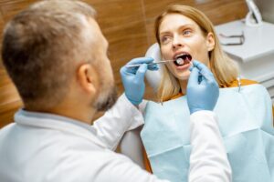 Tratamiento dental moderno con cirugía digital y medicinas recomendadas