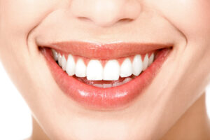 Tratamientos dentales estéticos para mejorar la sonrisa y medicinas necesarias