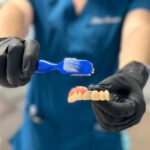 Tratamientos dentales para pacientes con prótesis y medicinas necesarias en la recuperación