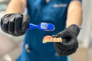 Tratamientos dentales para pacientes con prótesis y medicinas necesarias en la recuperación
