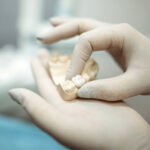 Tratamientos dentales para recuperar la sonrisa y medicinas recomendadas tras procedimientos