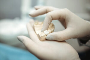 Tratamientos dentales para recuperar la sonrisa y medicinas recomendadas tras procedimientos